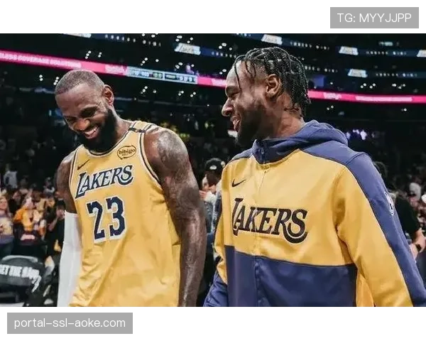 特写:詹姆斯常规赛收官战后与布朗尼拥抱,父子同场可能性引发关注 特写:詹姆斯常规赛收官战后与布朗尼拥抱,父子同场可能性引发关注